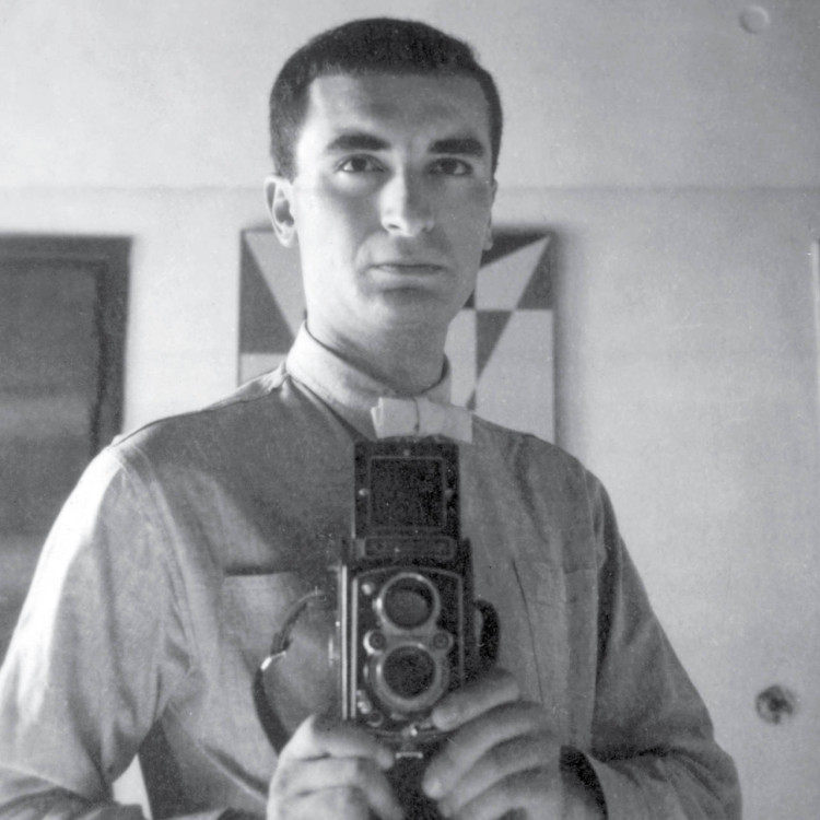 Young vignelli massimo as a young man taking an old-fashioned selfie using a film camera Vignelli Massimo | padstyle.com
